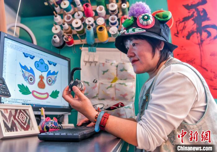 乌鲁木齐:传统布老虎制作融入新元素