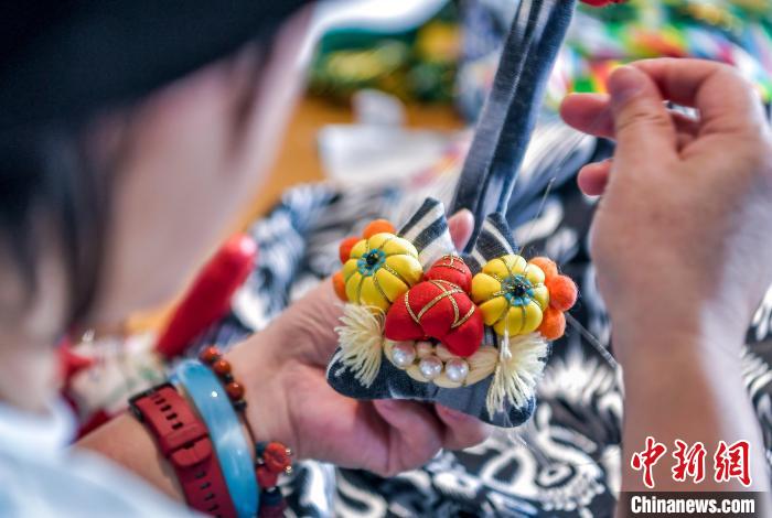 乌鲁木齐:传统布老虎制作融入新元素