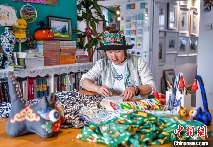 乌鲁木齐:传统布老虎制作融入新元素