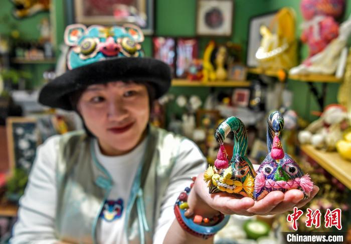 乌鲁木齐:传统布老虎制作融入新元素