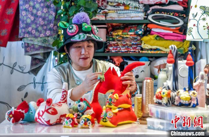 乌鲁木齐:传统布老虎制作融入新元素