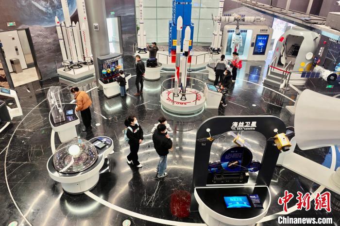 福建福州：航天展览吸引市民