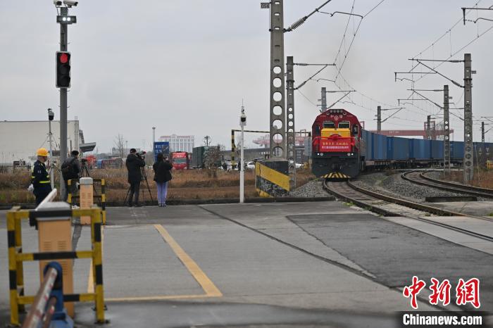 四川:“糖酒会专列”抵成都国际铁路港 四川:“糖酒会专列”抵成都国际铁路港