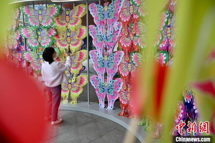 四川成都:千只风筝扮靓城市街头