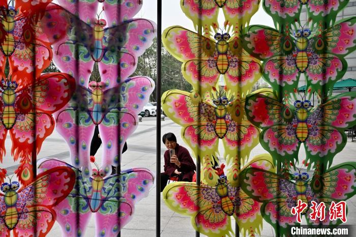 四川成都:千只风筝扮靓城市街头