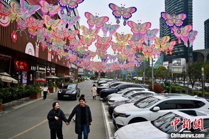 四川成都:千只风筝扮靓城市街头