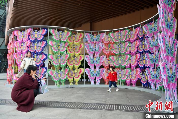 四川成都:千只风筝扮靓城市街头