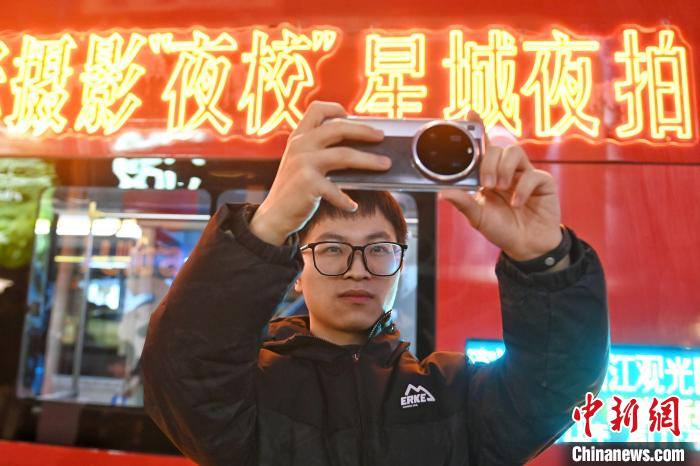 长沙开设移动摄影“夜校”搭乘巴士捕捉城市夜色