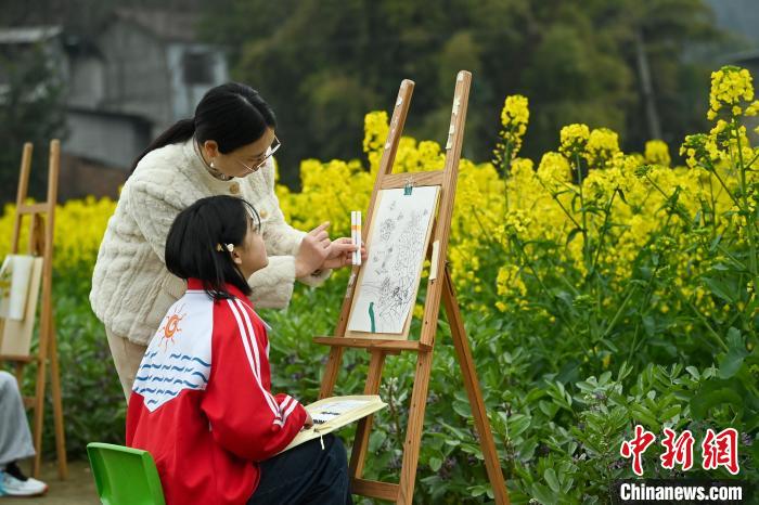 四川眉山:师生走进乡村田间写生创作