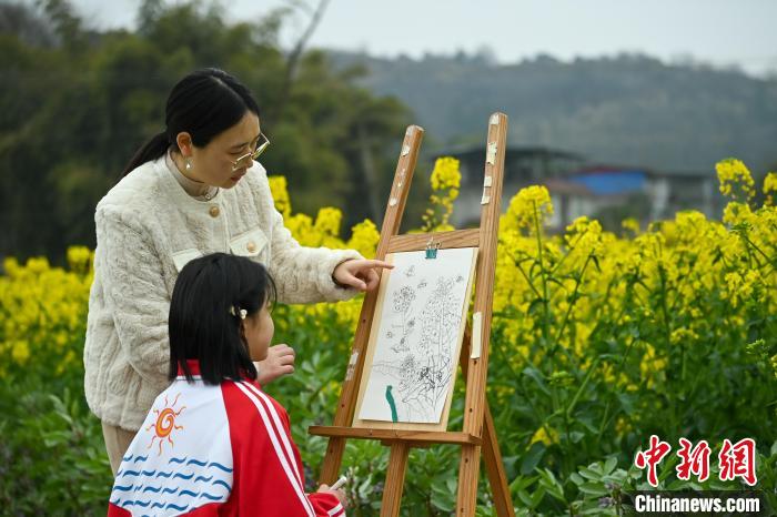 四川眉山:师生走进乡村田间写生创作