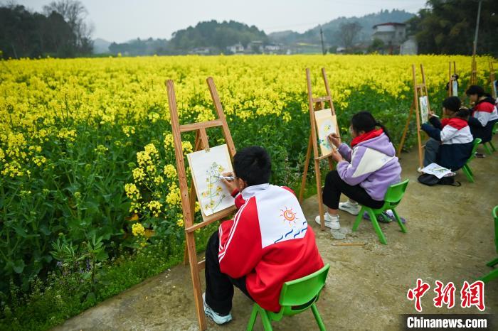 四川眉山:师生走进乡村田间写生创作