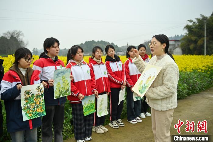 四川眉山:师生走进乡村田间写生创作