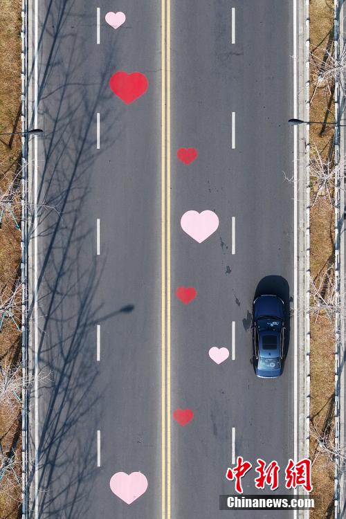 航拍南京江北浦云路大桥 爱心图案“爱”意十足 航拍南京江北浦云路大桥 爱心图案“爱”意十足