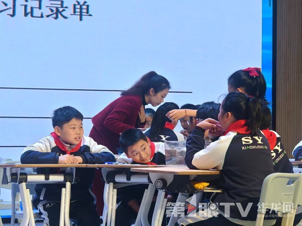 课例展示中，学生们分组做实验。记者 林楠 摄