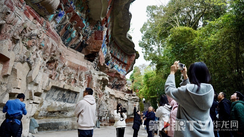 嘉宾游览大足石刻景区。第1眼TV-华龙网记者 刘钊 摄