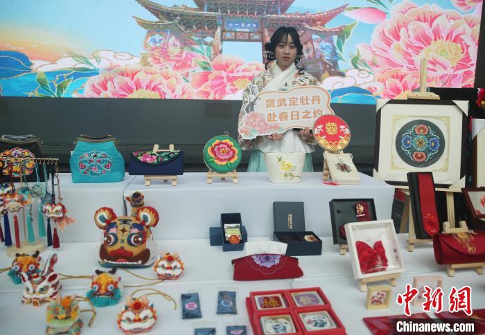 云南武定40000余株牡丹绽放 邀游客赏花品壮鸡