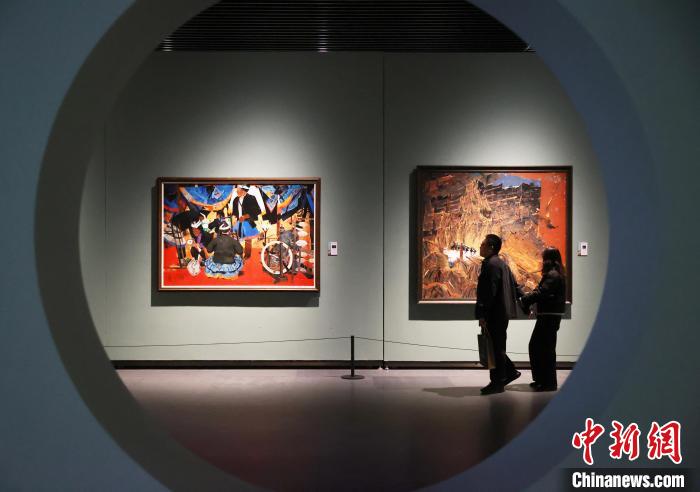 宁夏银川：中国民族美术双年展吸引市民