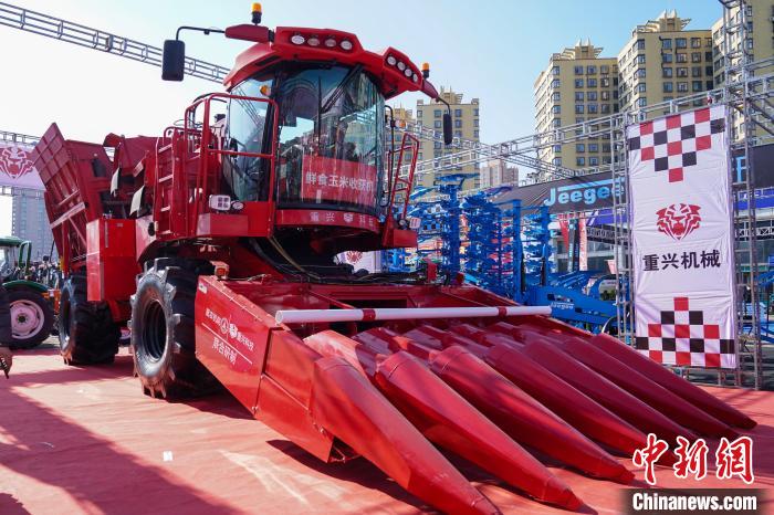 黑龙江哈尔滨：备春耕农机销售旺