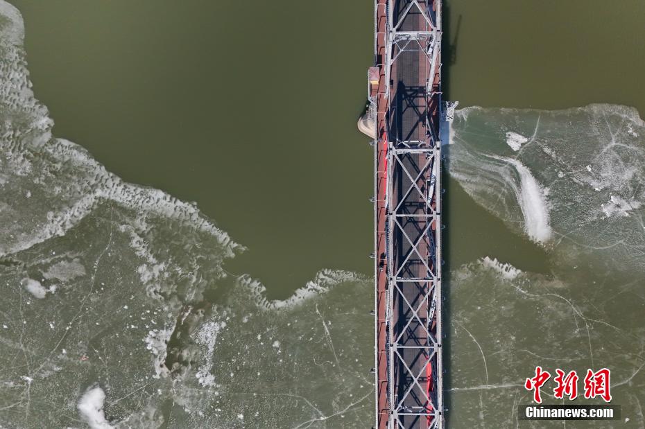 航拍松花江哈尔滨段冰雪初融 航拍松花江哈尔滨段冰雪初融