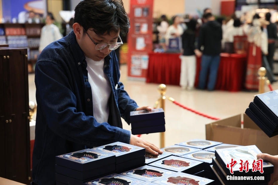 中国国家博物馆凤冠冰箱贴销量破百万件