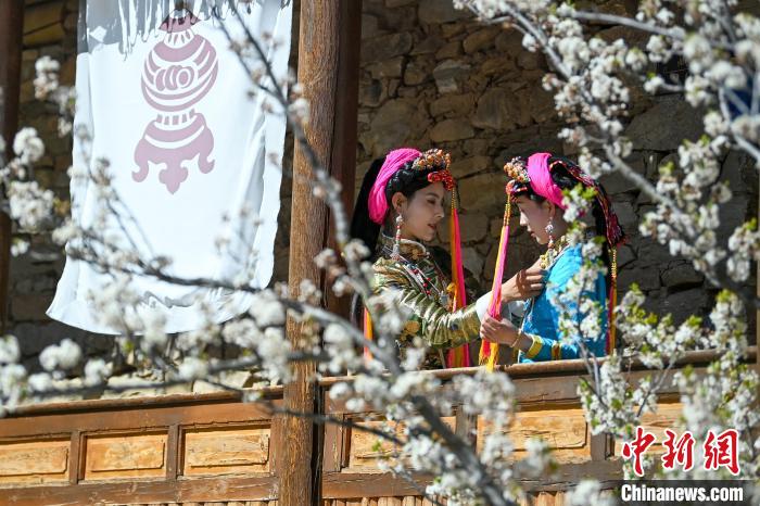 四川丹巴:春日藏寨美如画