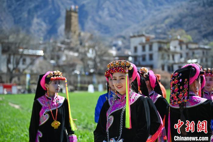 四川丹巴:春日藏寨美如画