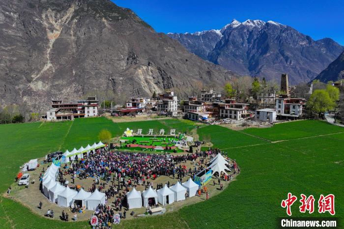 四川丹巴:春日藏寨美如画