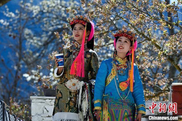 四川丹巴:春日藏寨美如画