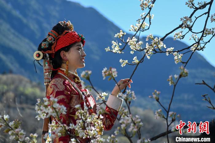 四川丹巴:春日藏寨美如画