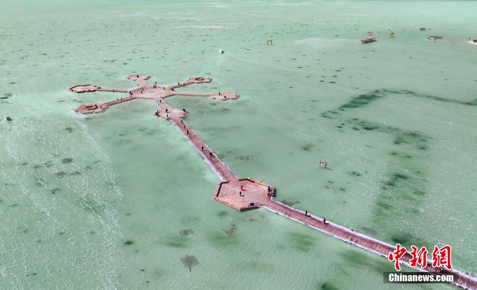 “天空之镜”茶卡盐湖美景如画 游客打卡拍照乐享春光
