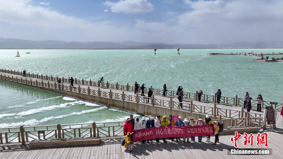 “天空之镜”茶卡盐湖美景如画 游客打卡拍照乐享春光