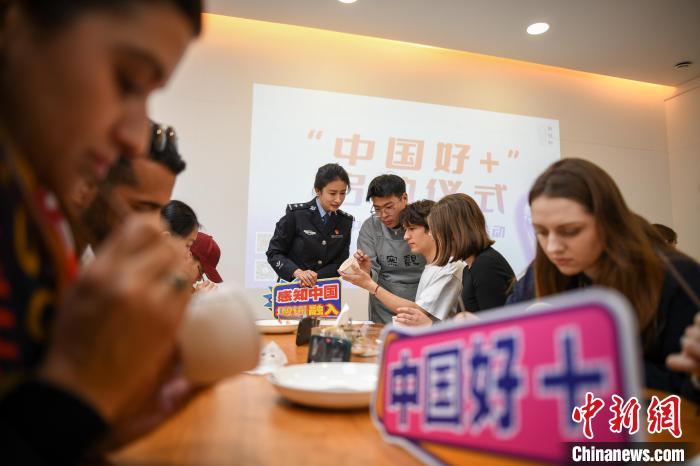天津：外籍留学生感受瓷器魅力 以艺术为纽带传递中国故事