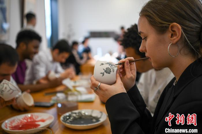 天津：外籍留学生感受瓷器魅力 以艺术为纽带传递中国故事
