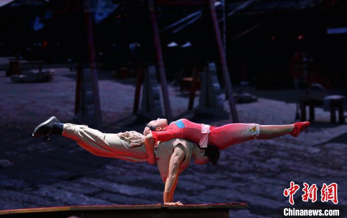 杂技剧《百戏梦幻夜》在江西南昌上演 展现杂技坚守与传承故事