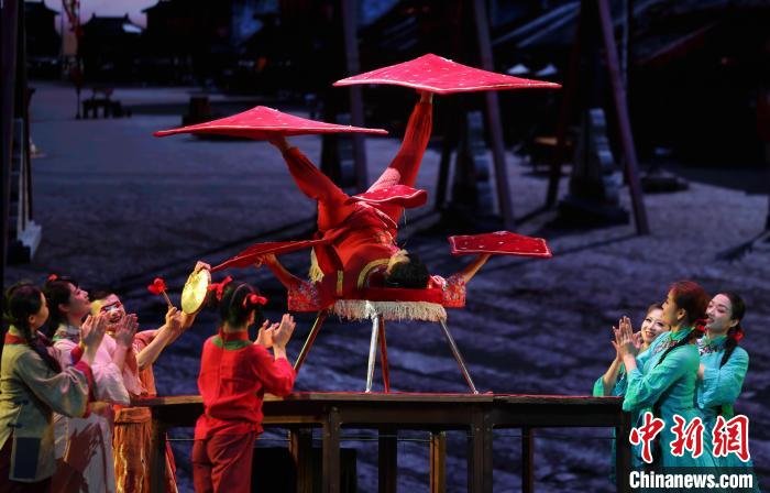 杂技剧《百戏梦幻夜》在江西南昌上演 展现杂技坚守与传承故事