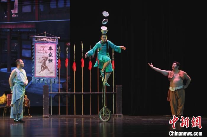 杂技剧《百戏梦幻夜》在江西南昌上演 展现杂技坚守与传承故事