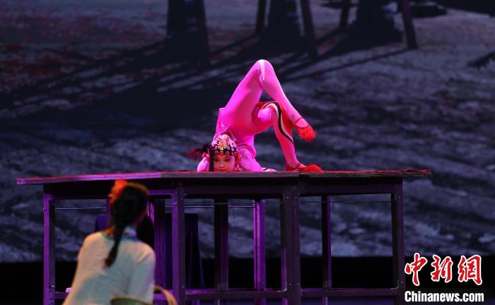 杂技剧《百戏梦幻夜》在江西南昌上演 展现杂技坚守与传承故事