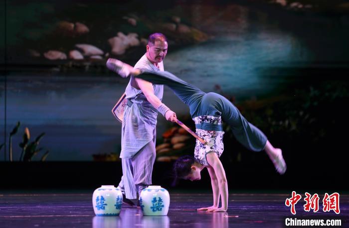 杂技剧《百戏梦幻夜》在江西南昌上演 展现杂技坚守与传承故事