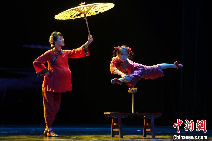 杂技剧《百戏梦幻夜》在江西南昌上演 展现杂技坚守与传承故事