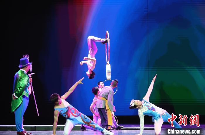杂技剧《百戏梦幻夜》在江西南昌上演 展现杂技坚守与传承故事