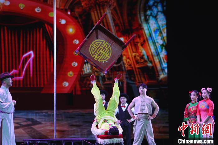 杂技剧《百戏梦幻夜》在江西南昌上演 展现杂技坚守与传承故事