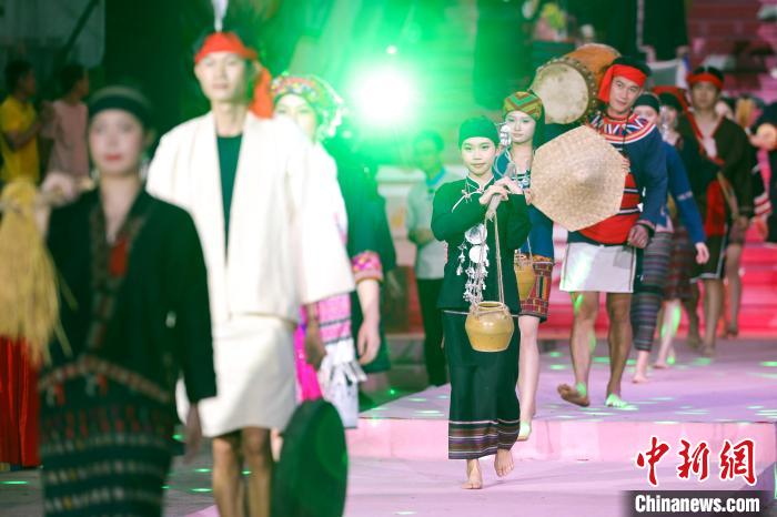 海南五指山：“三月三”民族时装“村秀”上演