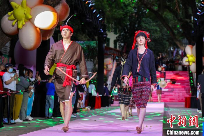 海南五指山：“三月三”民族时装“村秀”上演