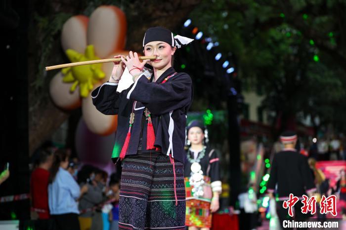 海南五指山：“三月三”民族时装“村秀”上演