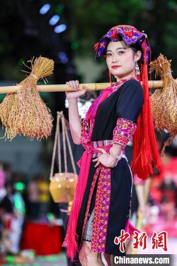 海南五指山：“三月三”民族时装“村秀”上演