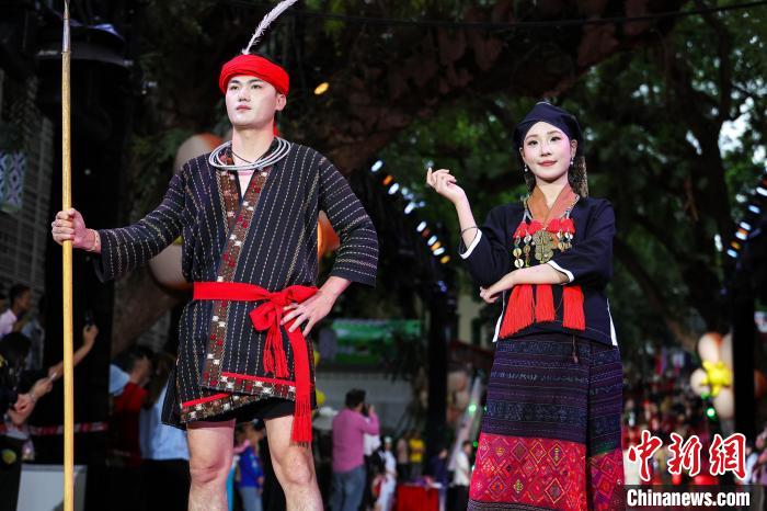 海南五指山：“三月三”民族时装“村秀”上演