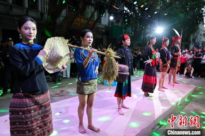 海南五指山：“三月三”民族时装“村秀”上演