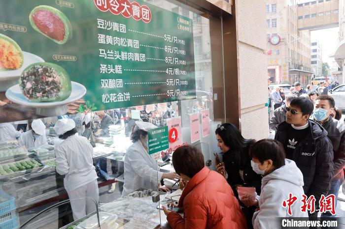 清明将至上海老字号“春季限定”青团成为热销商品