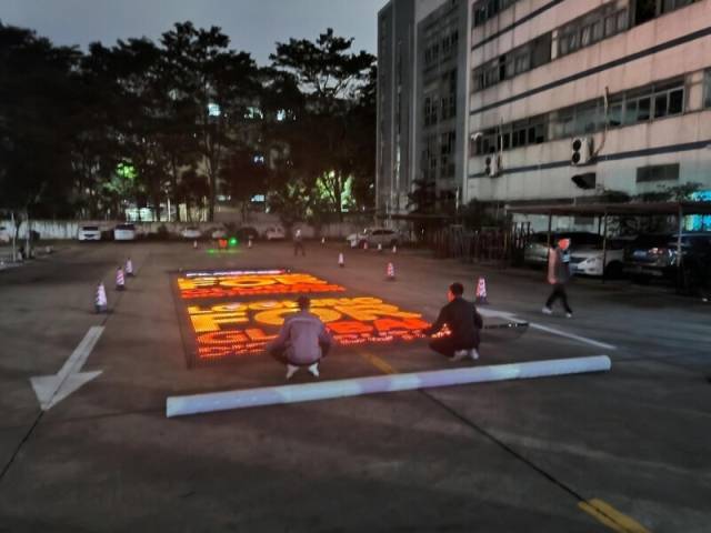 上天了！深圳72.66㎡超大“飞天屏”打破吉尼斯纪录