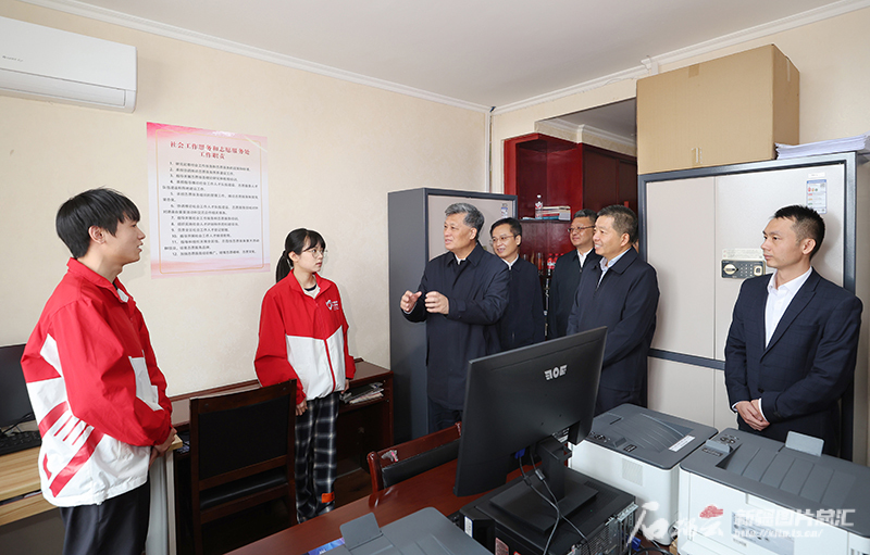 马兴瑞在自治区生态环境厅和自治区党委社会工作部调研